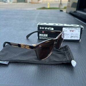Oakley Frogskins Range sunglasses like new barely worn.